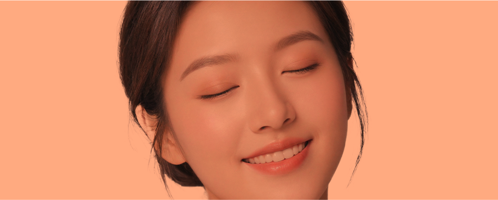 자연스럽고 세련된 코 라인을 표현한 여성 이미지