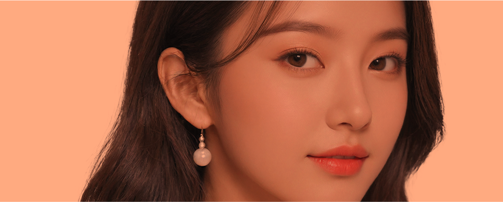 자연스럽고 세련된 코 라인을 표현한 여성 이미지
