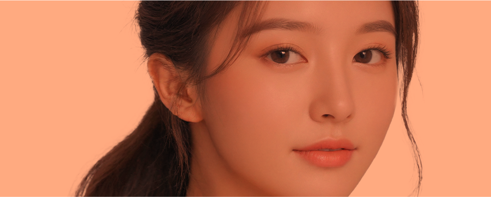 자연스럽고 세련된 코 라인을 표현한 여성 이미지