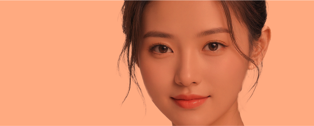 자연스럽고 세련된 코 라인을 표현한 여성 이미지