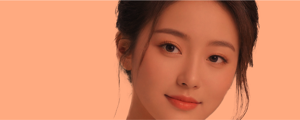 자연스럽고 세련된 코 라인을 표현한 여성 이미지