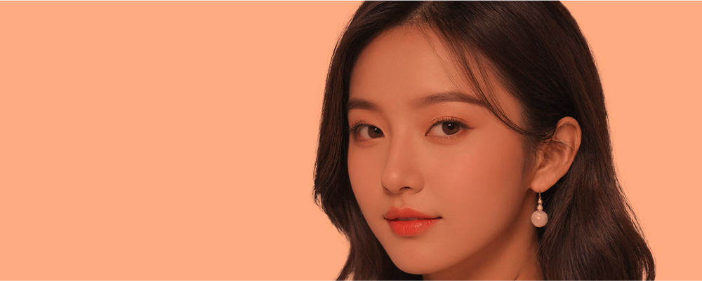 자연스럽고 세련된 코 라인을 표현한 여성 이미지